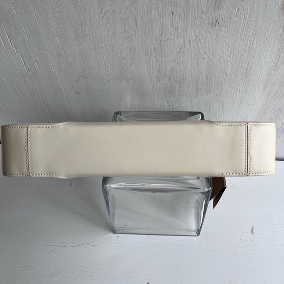 🔴SOLD🔴 BURBERRY Medium TB Monogram Leather Shoulder Bag- Warm Vanilla - Picture 9 of 15